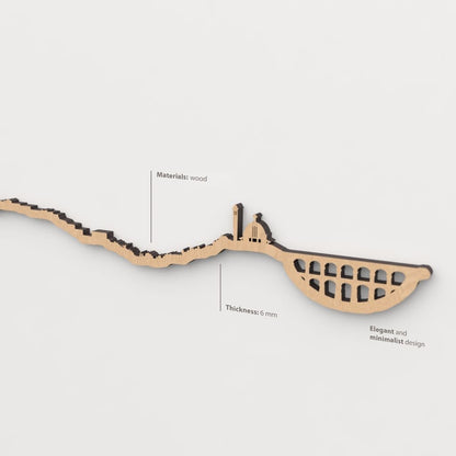 Vista en perspectiva de la silueta del skyline de Tarragona en madera marrón.