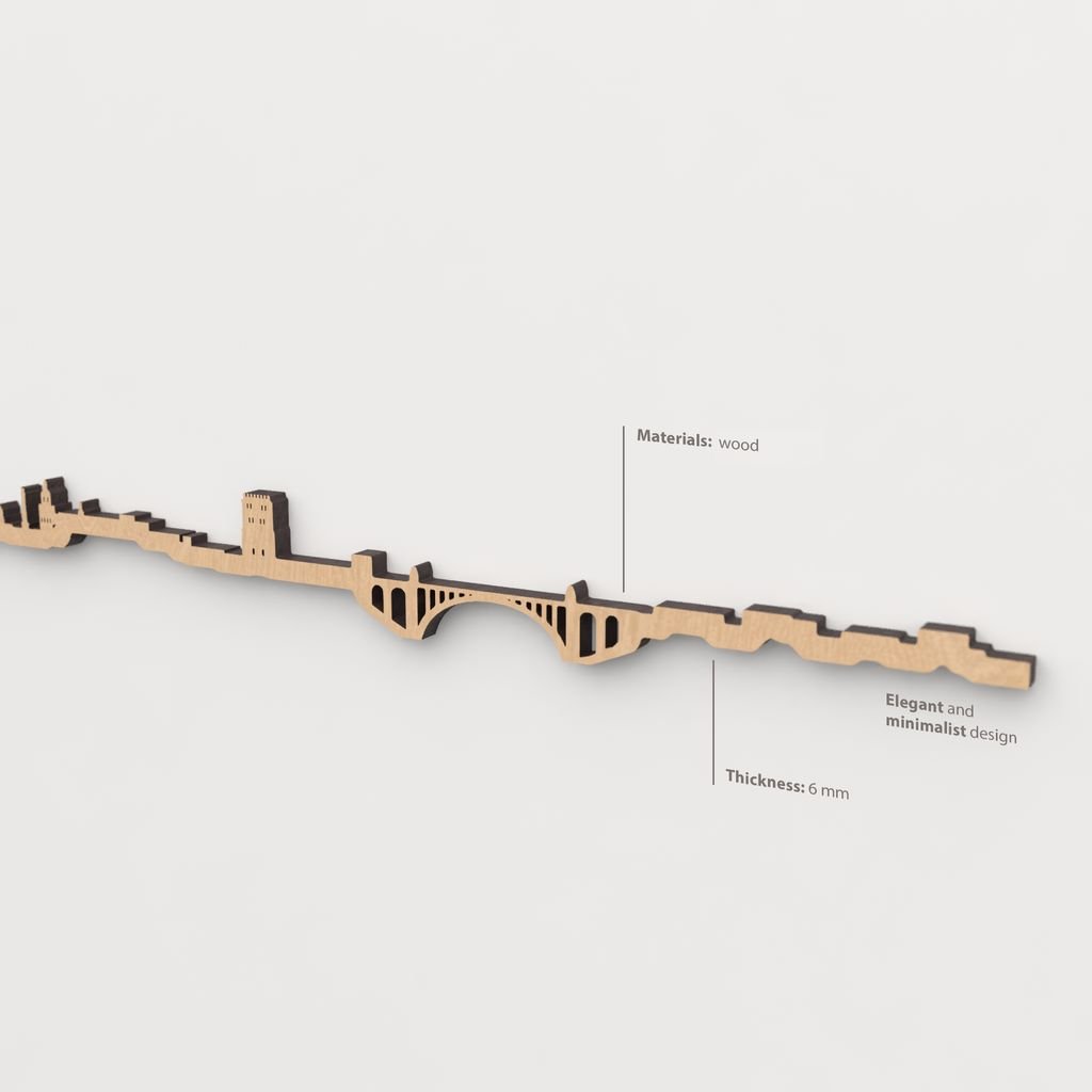 Vista en perspectiva de la silueta del skyline de Teruel en madera marrón.