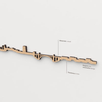 Vista en perspectiva de la silueta del skyline de Teruel en madera marrón.