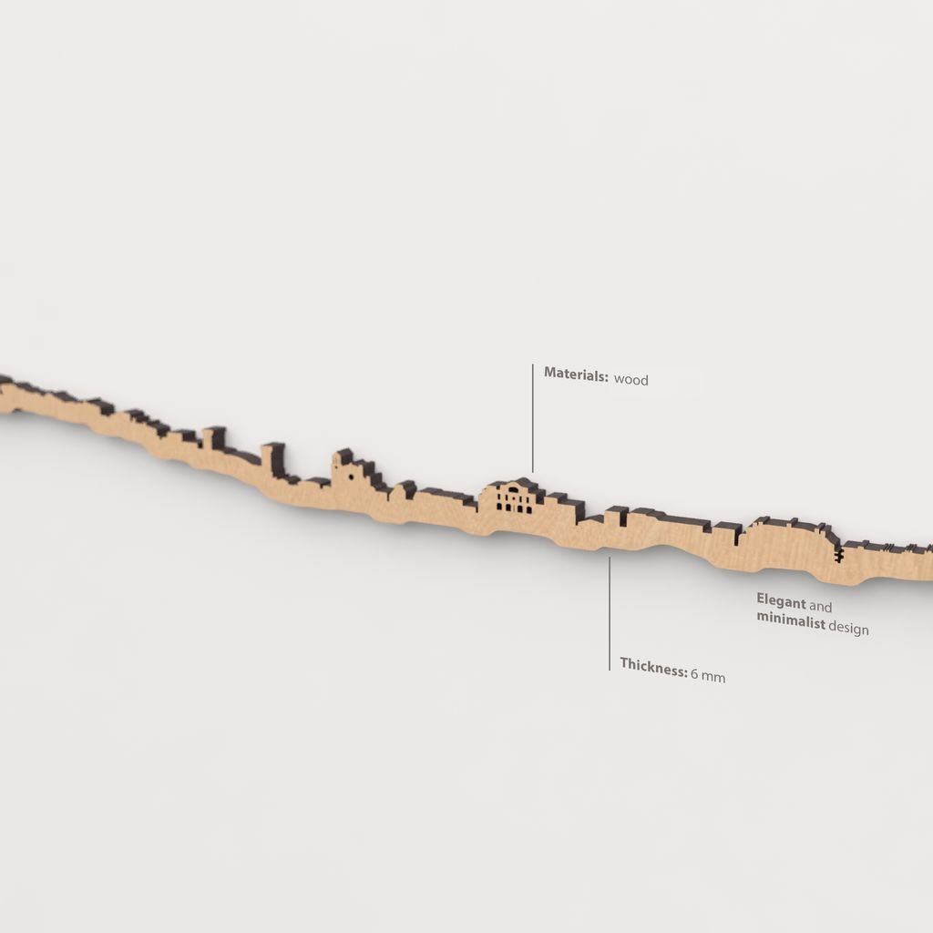 Vista en perspectiva de la silueta del skyline de Tossa de Mar en madera marrón.