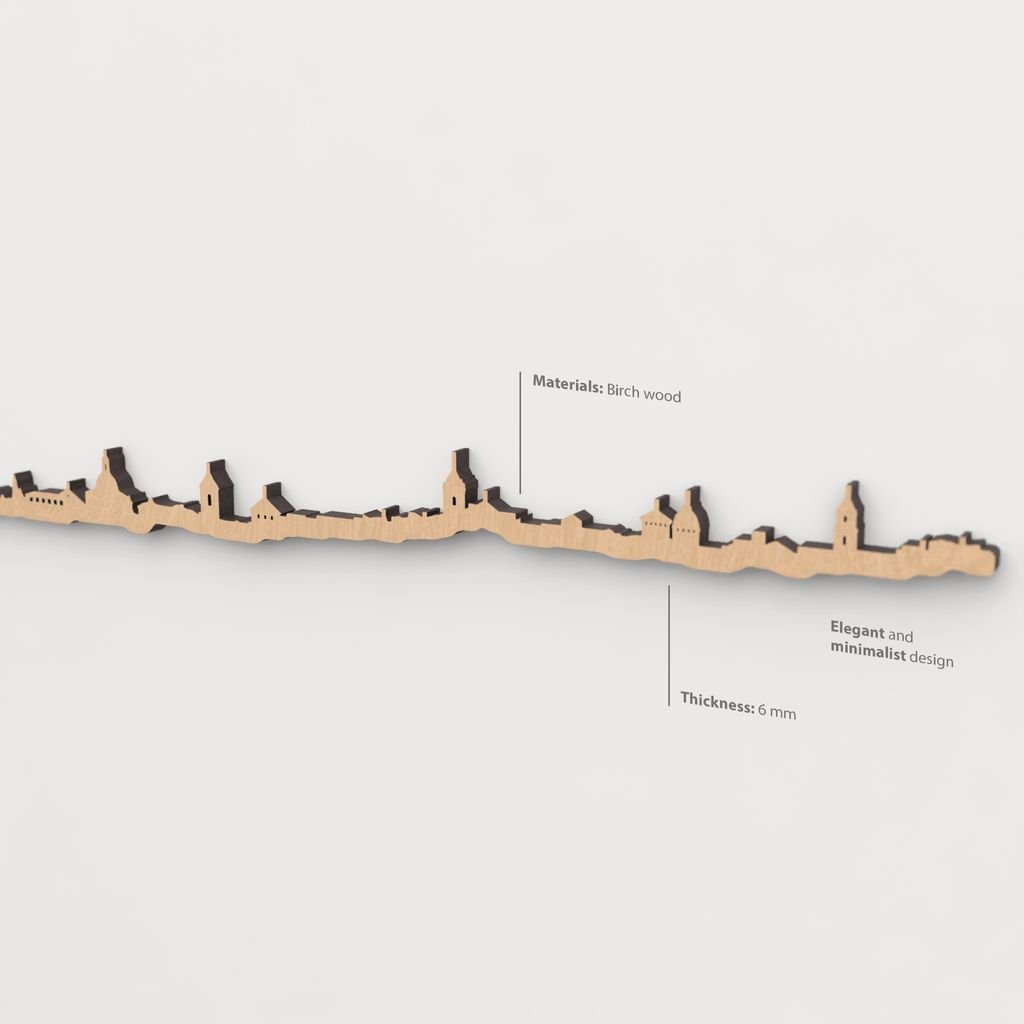 Vista en perspectiva de la silueta del skyline de Úbeda en madera marrón.