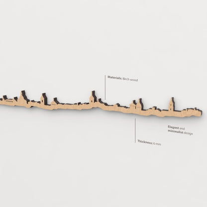 Vista en perspectiva de la silueta del skyline de Úbeda en madera marrón.