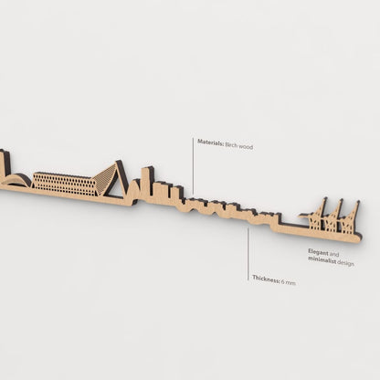 Vista en perspectiva de la silueta del skyline de Valencia en madera marrón.