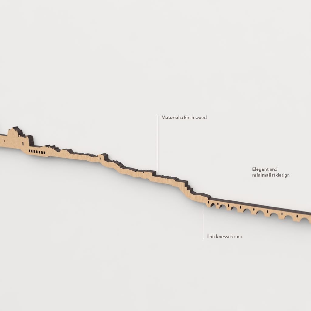 Vista en perspectiva de la silueta del skyline de Zamora en madera marrón.