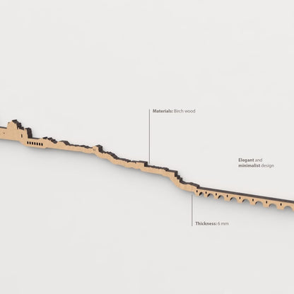Vista en perspectiva de la silueta del skyline de Zamora en madera marrón.