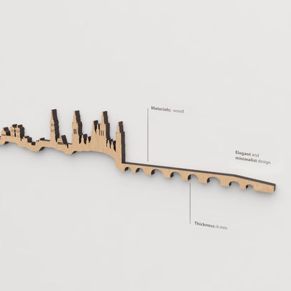 Vista en perspectiva de la silueta del skyline de Zaragoza en madera marrón.