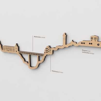 Detalle del color y textura de la madera marrón en la silueta skyline de Cuenca.