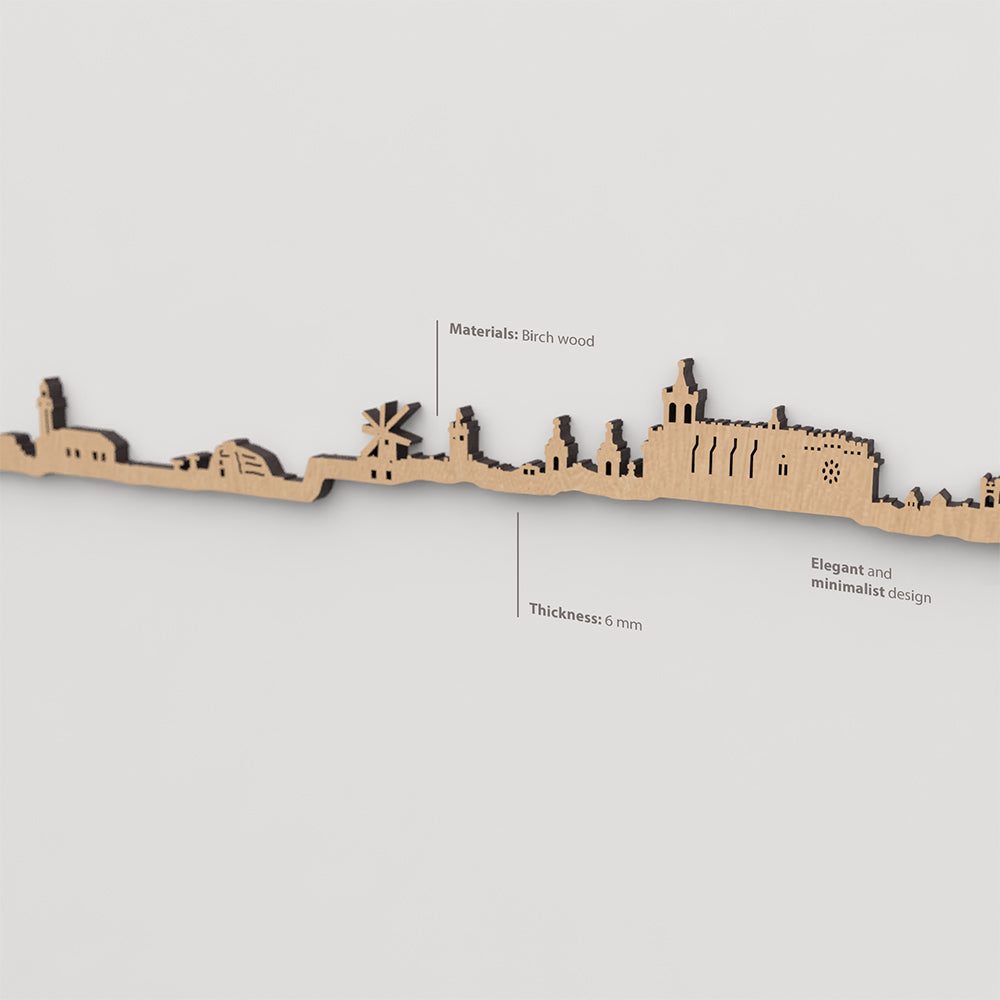 Skyline Ciutadella con textura de madera marron visible.