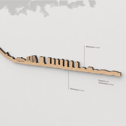 Vista en perspectiva de la silueta del skyline de Gibraltar en madera marrón.