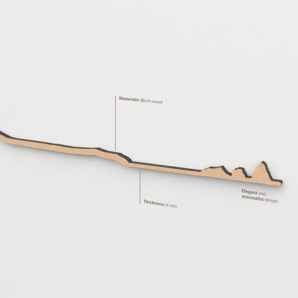 Textura de la madera marrón en el skyline Massís del Montgrí.