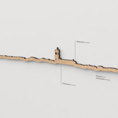 Vista en perspectiva de la silueta del skyline de Colmenar Viejo en madera marrón.