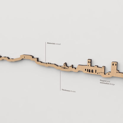 Vista en perspectiva de la silueta del skyline de Brihuega en madera marrón.