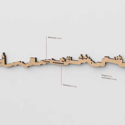 Vista en perspectiva de la silueta del skyline de Cáceres en madera marrón.