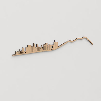 Vista en perspectiva de la silueta del skyline de Caracas en madera marrón.