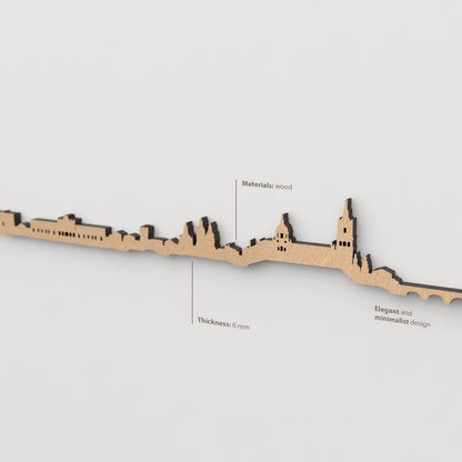 Vista en perspectiva de la silueta del skyline de Salamanca en madera marrón.