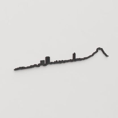 Vista en perspectiva de la silueta del skyline de Alicante en madera negra.