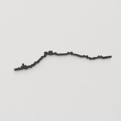 Vista en perspectiva de la silueta del skyline de Almería en madera negra.