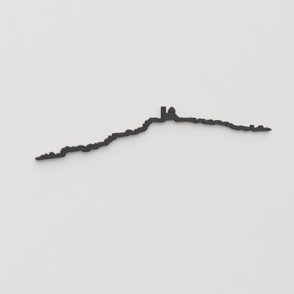 Vista en perspectiva de la silueta del skyline de Altea en madera negra.