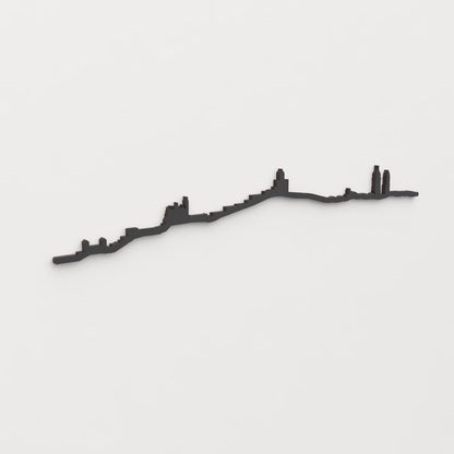 Vista en perspectiva de la silueta del skyline de Antequera en madera negra.