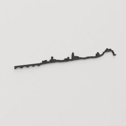 Vista en perspectiva de la silueta del skyline de Arnedo en madera negra.