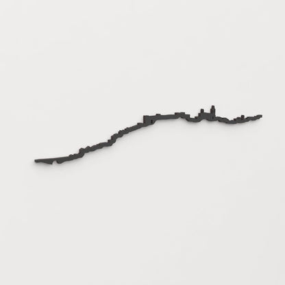 Vista en perspectiva de la silueta del skyline de Aroche en madera negra.