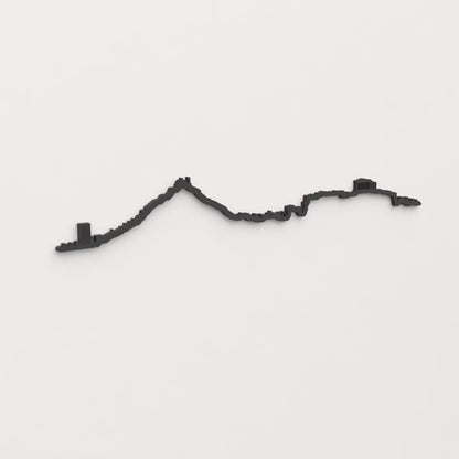 Vista en perspectiva de la silueta del skyline de Athens en madera negra.