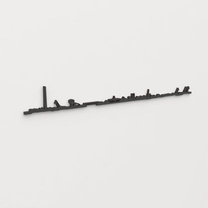 Vista en perspectiva de la silueta del skyline de Avilés en madera negra.