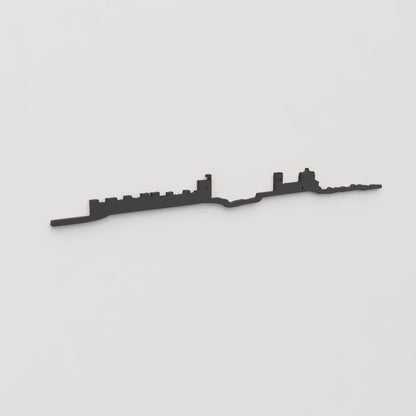 Perspectiva lateral del skyline Banos de la Encina en madera negra.