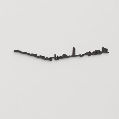 Vista en perspectiva de la silueta del skyline de Bilbao en madera negra.