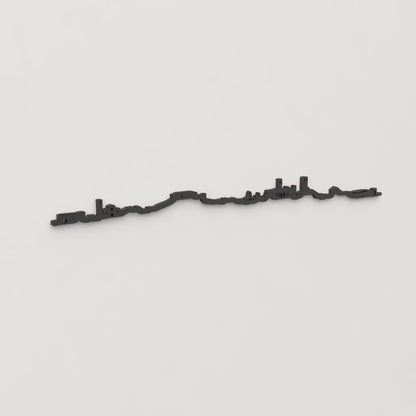 Vista en perspectiva de la silueta del skyline de Brihuega en madera negra.