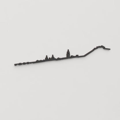 Vista en perspectiva de la silueta del skyline de Burgo de Osma en madera negra.