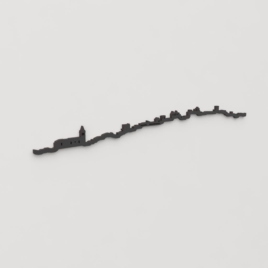 Vista en perspectiva de la silueta del skyline de Cáceres en madera negra.