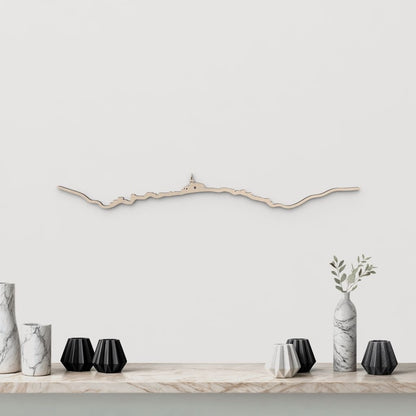 Vista en perspectiva de la silueta del skyline de Cadaqués en madera negra.