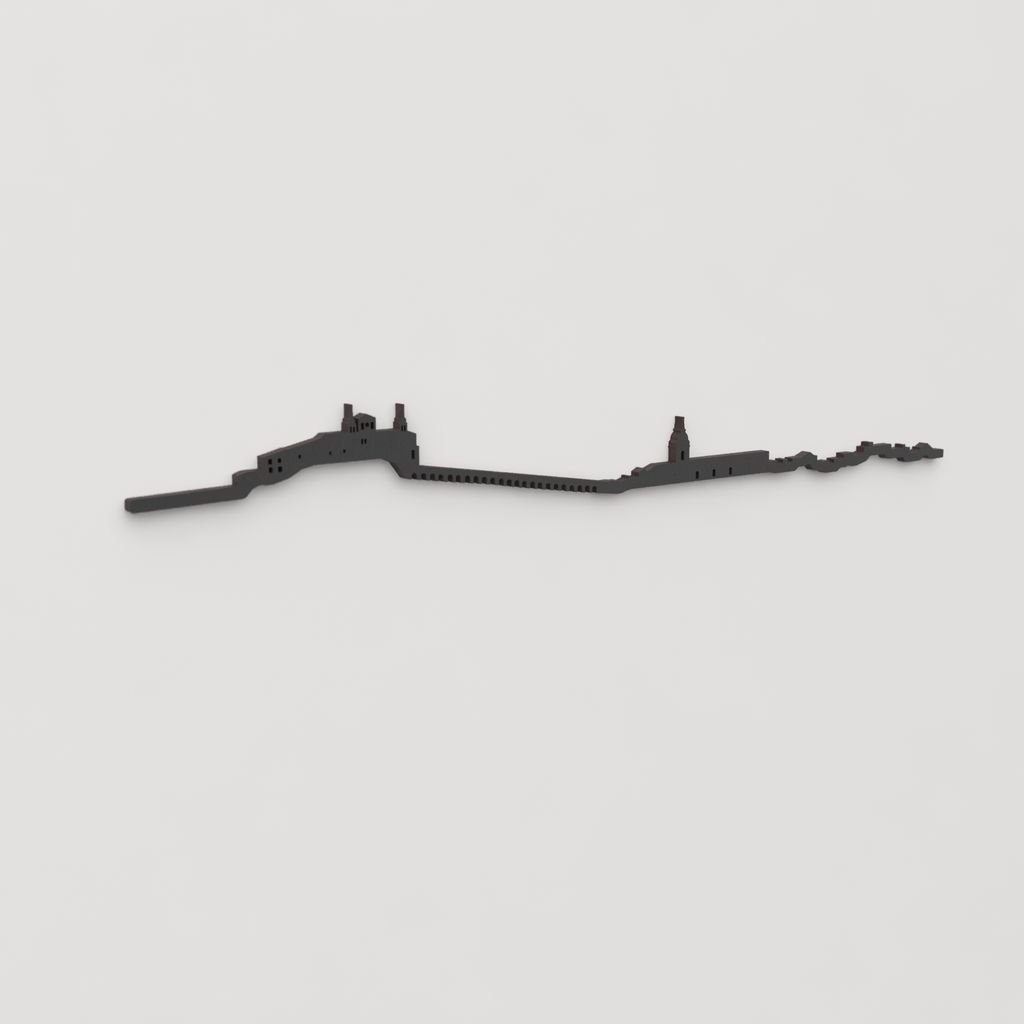 Vista en perspectiva de la silueta del skyline de Cascante en madera negra.