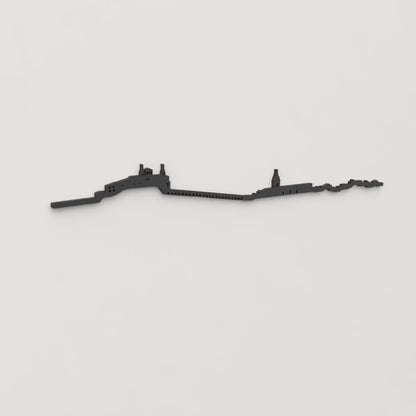 Vista en perspectiva de la silueta del skyline de Cascante en madera negra.