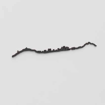 Perspectiva lateral del skyline Ceuta en madera negra.