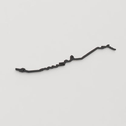 Vista en perspectiva de la silueta del skyline de Cihuela en madera negra.