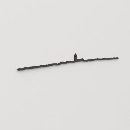 Vista en perspectiva de la silueta del skyline de Colmenar Viejo en madera negra.