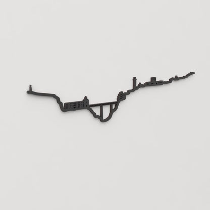 Vista en perspectiva del skyline de Cuenca en madera negra.