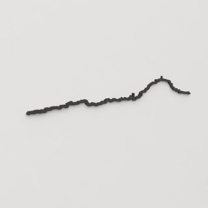 Vista en perspectiva del skyline de Dénia recortado en madera negra.