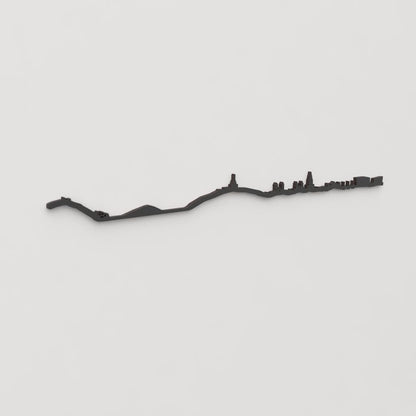 Vista lateral en perspectiva de la silueta skyline de San Sebastián, cortada en madera negra.