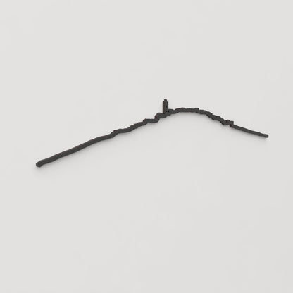 Perspectiva lateral de la silueta skyline de El Ballestar en madera negra.