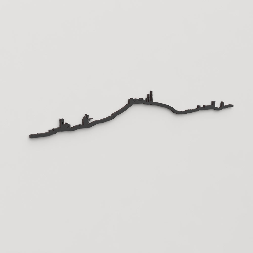 Perspectiva lateral del skyline El Toro Menorca en madera negra.