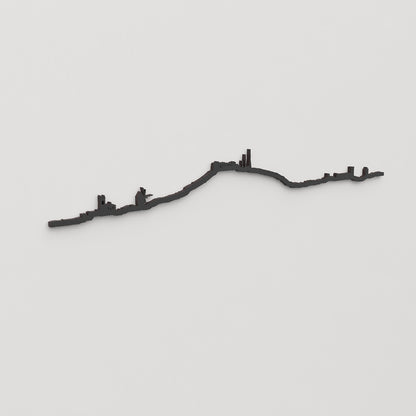 Perspectiva lateral del skyline El Toro Menorca en madera negra.