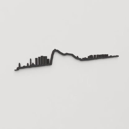 Vista en perspectiva de la silueta del skyline de Gibraltar en madera negra.