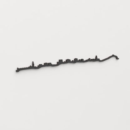 Perspectiva lateral del skyline Gijón-Xixón en madera negra.