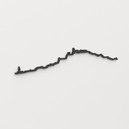 Perspectiva lateral del skyline Ibiza en madera negra.