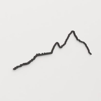 Perspectiva lateral del skyline Machu Picchu en madera negra.