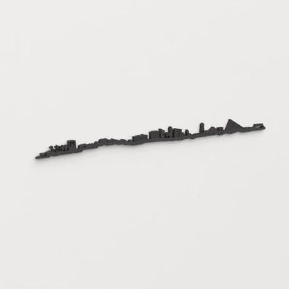 Perspectiva lateral del skyline Marbella en madera negra.