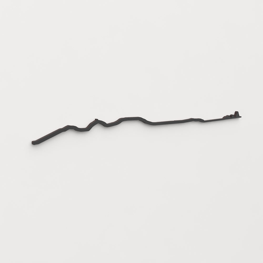 Perspectiva lateral del skyline Massís del Montgrí en madera negra.